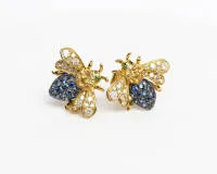 Paire de boucles d'oreilles, or jaune 18 carats, 38 brillants env. 0,30 ct au total, env. w/si, 52 saphirs bleus et jaunes env. 0,60 ct au total, 4 tsavorites env. 0,02 ct, env. 3,8 g au total