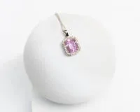 Pendant on chain, 18kt white gold, 30 brilliants total approx. 0.15 ct, approx. tw/si, kunzite approx. 3.97 ct, approx. 3.8 g, approx. 42 cm and 45 cm long