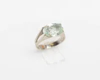 Bague, or blanc 14 carats, probablement topaze, env. 4,2 g, taille 55