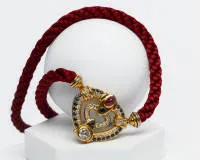 Collier exceptionnel, sur commande, or jaune 18 ct, diamant env. 1,20 ct, env. tw/p1-p2, cabochon rubis 7 x 5 mm, 22 saphirs, 34 petits diamants env. 1,20 ct, env. 31,5 g (pendentif), sur cordon textile avec fermoir interchangeable, env. 44 cm