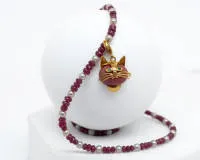 Pendentif sur chaîne, or jaune 18 ct, rhodolite 'chat', chaîne en rubis facettés et perles d'eau douce, env. 6 g