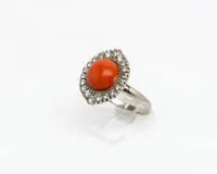 Bague, or blanc 14 ct, cabochon de corail, diamants env. 0,60 ct, 6,3 g, taille 57,5