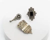 Konvolut, Silber/Metall, bestehend aus: Ring, Blütenbrosche, Kleiderclip