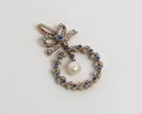 Pendentif, Belle Époque, or jaune 18 carats/platine 950, env. 71 petites roses de diamants, 13 saphirs, petite perle, env. 4,0 g