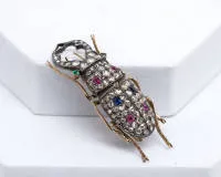 Historistische Hirschkäfer-Brosche, 14kt Roségold/Silber, Diamantrosen, Smaragde, Saphire, Rubine, ca. 13.3 g