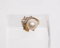 Prsten, 18kt žluté zlato, 5 bagetových diamantů, kulaté diamanty, perla ø cca 13 mm, cca 6,6 g, RM 49