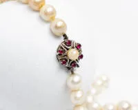 Collier de perles, fermoir or blanc 14 carats, petits rubis, perles ø env. 8-9 mm, longueur env. 41,5 cm