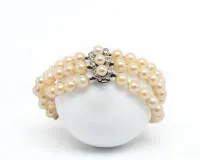 Bracelet de perles, 3 rangs, fermoir or blanc 14 ct, 6 petits brillants, perles ø env. 6 mm, longueur env. 19,5 cm