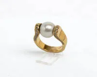 Bague, or jaune 18 ct, 1 perle ø env. 11.5 mm, 34 brillants env. 0.50 ct, env. 13.8 g, taille 58