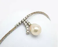 Collier, 14kt Weißgold, 16 Brillanten zus. ca. 0.30 ct., Perle ca. 12 x 11 mm, ca. 21 g, ca. 42 cm lang