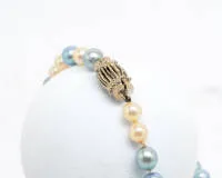 Long collier de perles, fermoir en or blanc 14 carats, perles blanches et bleu clair, ø env. 7-8 mm chacune, env. 108 cm de long