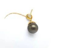 Pendentif perle, perle de Tahiti 13 mm, or jaune 18 carats, brillants env. 0.11 ct, env. w/si, sur chaîne en or jaune 9 carats