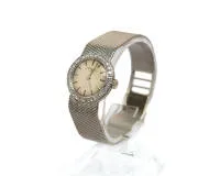 Chopard, montre-bracelet femme, or blanc 18 carats, boîtier rond avec lunette sertie de brillants autour d'un cadran blanc avec index bâtons et signature "L.U. Chopard / Geneve / Swiss", lunette avec 32 brillants totalisant env. 1.0 ct., fin bracelet à maillons soudés,...