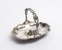 Panier à anse, argent 800, fin 19e s., coupe contournée avec anse ajourée et décor de fruits en ronde-bosse, env. 19 x 28 x 20,5 cm, env. 344 g, soudure