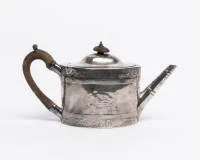 Teapot, George III, England, circa 1789, silver 925, maker's mark RH, ornamental engravings, wooden handles, 13.5 x 27 x 9 cm, approx. 384 g