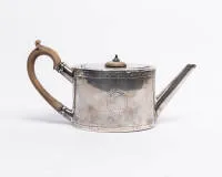 Teapot, England, George III, classicism, last quarter 18th c., silver 925, wooden handle, hallmarked in lid, engravings worn, 13 x 25 x 8 cm, total approx. 378 g, solder joints