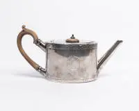 Théière, Angleterre, George III, classicisme, dernier quart 18e s., argent 925, poignée en bois, poinçonnée dans le couvercle, gravures usées, 13 x 25 x 8 cm, total env. 378 g, soudures