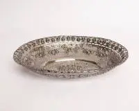 Coupe corbeille avec reliefs de putti et de roses, probablement argent 800, non poinçonnée, 4 x 25,5 x 20,5 cm, env. 275 g