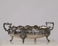 Tafelaufsatz oder Henkelschale, Silber 800, Wilhelm Binder, oval-geschweifter Korpus mit zwei Handhaben und floraler Ornamentik auf vier Füßen, 10 x 28.5 x 18.5 cm, ca. 385 g