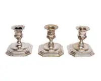 Ensemble de trois bougeoirs bas, argent 800, probablement Italie, H. 9,5 cm, total env. 535 g