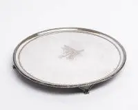 Plateau rond, George IV, Londres, 1826, argent 925, poinçon de maître IA (?), miroir rond avec tête de sanglier gravée au centre entourée d'une bordure perlée, sur quatre pieds en volute, ø 33,5 cm, env. 1 091 g