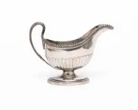 Saucière classique, 18e/19e s., poinçon de maître "R.M / R.H", autres poinçons effacés, forme élégamment galbée avec anse en acanthe et corps cannelé dans la moitié inférieure, sur base ovale, 13,5 cm de haut, env. 330 g