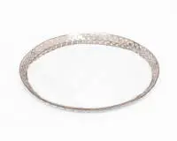Plateau rond, Allemagne centrale / Saxe, probablement Weißenfels, 1ère moitié du 19e s., argent 12 lots, poinçon de maître "FA / K", galerie ajourée avec rubans croisés et bord cordé, au revers poinçon de contrôle avec deux épées croisées au-dessus d'un "12", trait de trembleur et poinçon de maître "FA / K" dans cartouche trilobé, ø env. 25,5 cm, env. 403 g, galerie avec défauts
