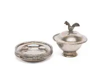 Lot de quatre coupelles à épices et une boîte à couvercle, argent / argenté, poinçons effacés, env. 159 g au total