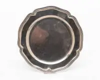 Grande assiette en argent de Dresde, Johann Benjamin Langenwagen (Langwagen), Dresde, env. 1741 - 1765, argent 12 lots, contrôle de Dresde, poinçon de maître IB/LW, trait de trembleur, ø 32 cm repoussé à la main et profilé plusieurs fois, bord à cinq retraits, lettre annuelle probablement "L" (?), ø 32 cm, env. 994 g, poinçon de contrôle un peu effacé, cf. Rosenberg n° 1671