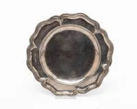 Baroque silver plate, probably 18th c., unmarked, underside scratched signet "PIA" or "PLA", ø 24.5 cm, approx. 380 g, solder and repair spots.