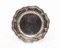 Assiette baroque en argent, probablement 18e s., non poinçonnée, signe gravé "PIA" ou "PLA", ø 24,5 cm, env. 380 g, soudures et réparations.
