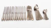 Classicistisch parelrandbestek met gegraveerd monogram, Duits, 1890-1920, zilver 800, 45 delen bestaande uit 12 vorken, 12 messen, 10 lepels en 11 theelepels, 1.531 g exclusief de messen