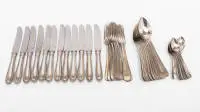 Service classique à bord perlé avec monogramme gravé, allemand, 1890-1920, argent 800, 45 pièces: 12 fourchettes, 12 couteaux, 10 cuillères et 11 cuillères à café, 1 531 g sans les couteaux