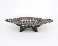 Panier à pain, Carl Ludwig Fargel (1790 - 1832), argent 12 lots, Hanovre, 1er tiers du 19e s., marque BAHLSEN, 12 lots, lion marchant dans rectangle, maître à partir de 1821, fournisseur de Bahlsen, panier galbé et travaillé, avec poignées latérales, décor d'acanthe et de rocaille, 7,5 x 38 x 23 cm, poids total 399 g, réparations et soudures