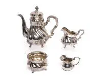 Service à moka 4 pièces en lot, forme baroque, argent 850, 835 et 800, cafetière argent 850, pot à lait et sucrier argent 835, chacun sur base quadrilobée, autre petit pot à lait en argent 800, H. 17.5 - 5 cm, poids total 618 g
