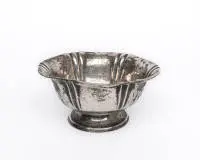 Coupe sur pied, allemande, après 1888, argent 835, forme baroque, H. 9.5 cm, ø env. 19 cm, 225 g, base avec déformation et zone endommagée