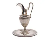 Verseuse en argent avec soucoupe, argent 833, Portugal, style classique avec cannelures, poinçon "PRATA 833", hauteur 29,5 cm, Ø soucoupe 24 cm, poids total 1.007 g