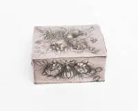 Coffret, argent, probablement France 1re moitié 19e s., décor repoussé de motifs fruitiers, quatre poinçons : dauphin, tête couronnée, tête de bélier et griffon, 5 x 12 x 9,5 cm, poids 293 g