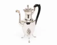 Petite cafetière classique, Paris, env. 1798, poinçon de maître S.L.P., bec verseur en tête d'animal, anse en bois ébonisé, H. 19,5 cm, env. 440 g