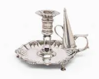 Chandelier de chambre avec éteignoir, George III, Londres, 1763/1764, poinçon de maître JC, argent sterling, plateau chantourné à pieds avec poignée latérale et décor rocaille, bougeoir sur fût balustre, éteignoir pointu, H. env. 10,5 cm, env. 415 g