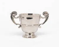 Pot à sucre, Londres, 1924, poinçon de maître C & Co, probablement Collingwood & Co, argent sterling, corps cylindrique sur pied rond profilé, deux anses latérales en volute, numéro de modèle 22475, H. 10,5 cm, env. 393 g
