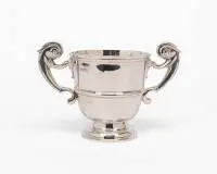 Pot à sucre, Londres, 1924, poinçon de maître C & Co, probablement Collingwood & Co, argent sterling, corps cylindrique sur pied rond profilé, deux anses latérales en volute, numéro de modèle 22475, H. 10,5 cm, env. 393 g