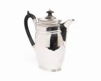 Kaffeekanne mit Holzgriff, London, 1921, Sterlingsilber, scharnierter Deckel, ebonisierte Holzgriffe, H. 20 cm, ca. 673 g