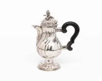 Kleine silberne Kaffeekanne, Guttstadt (Ostpreußen), um 1750, Silber, getrieben und gegossen; birnförmiger, mehrfach gebuckelter Korpus auf profiliertem, geschweiftem Rundfuß, hochgezogener Hals mit kurzem, geschwungenem Ausguss; scharnierter,...