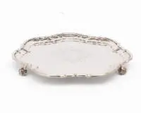 Salver, Londres, 1899, argent sterling, forme à sept lobes avec bord profilé sur trois pieds en volute, le miroir avec cartouche gravé, ø 20 cm, env. 439 g