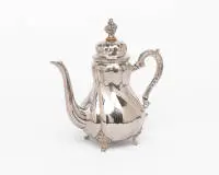 Cafetière, Wilhelm Binder, Schwäbisch Gmünd, vers 1890, argent 835, corps piriforme avec décor baroque tourné, num. 76721, H. 18 cm, env. 345 g