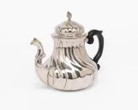 Kleine Kaffee- oder Teekanne, 19. Jh., Silber 13 Lot, birnförmiger Korpus mit Spiraldekor, ebonisierter Holzgriff, H. 15 cm, ca. 366 g