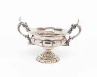 Coupe à anse en argent, Werner Sittmann, Cologne, milieu du 19e siècle, argent, coupe bombée à godrons multiples avec bord ondulé, sur tige courte profilée et pied rond godronné, deux anses latérales relevées en volute...