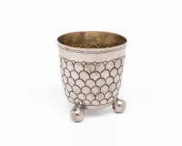 Small Nuremberg ball-foot beaker, 1797 - 1800, master Johann Friedrich Ehe, scale decoration, tremolo line, H. 6.5 cm, approx. 73 g