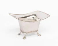 Petite coupe sur quatre pieds en patte, probablement fin 19e/début 20e siècle. Argent, paroi lisse et légèrement bombée avec bord évasé et contourné, décor de perles, quatre pieds en patte, env. 228 g